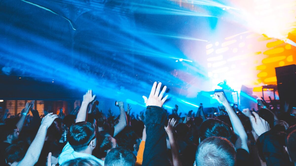 reading the crowd at a club