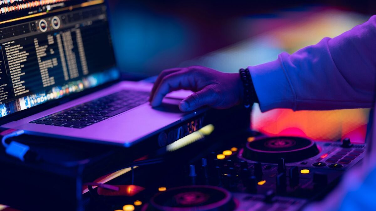 low to build a do-not-play list with a dj going though his playlist during a set