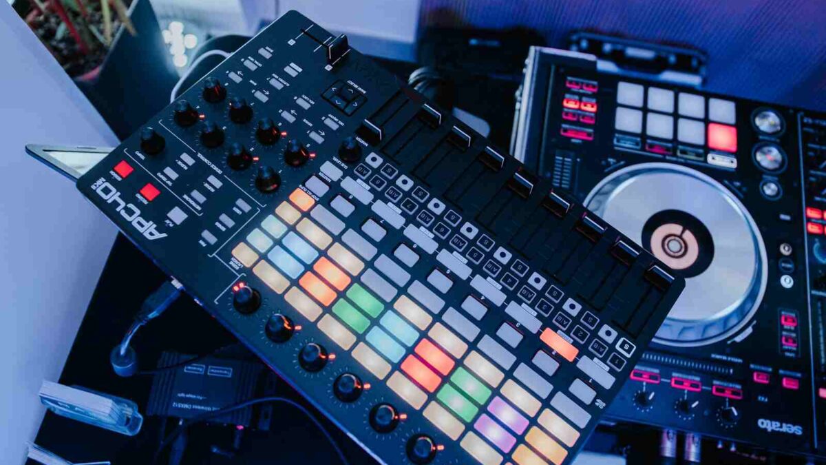 building a standard hybrid dj setup with a Akai APC-style performance controller and Pioneer CDJ