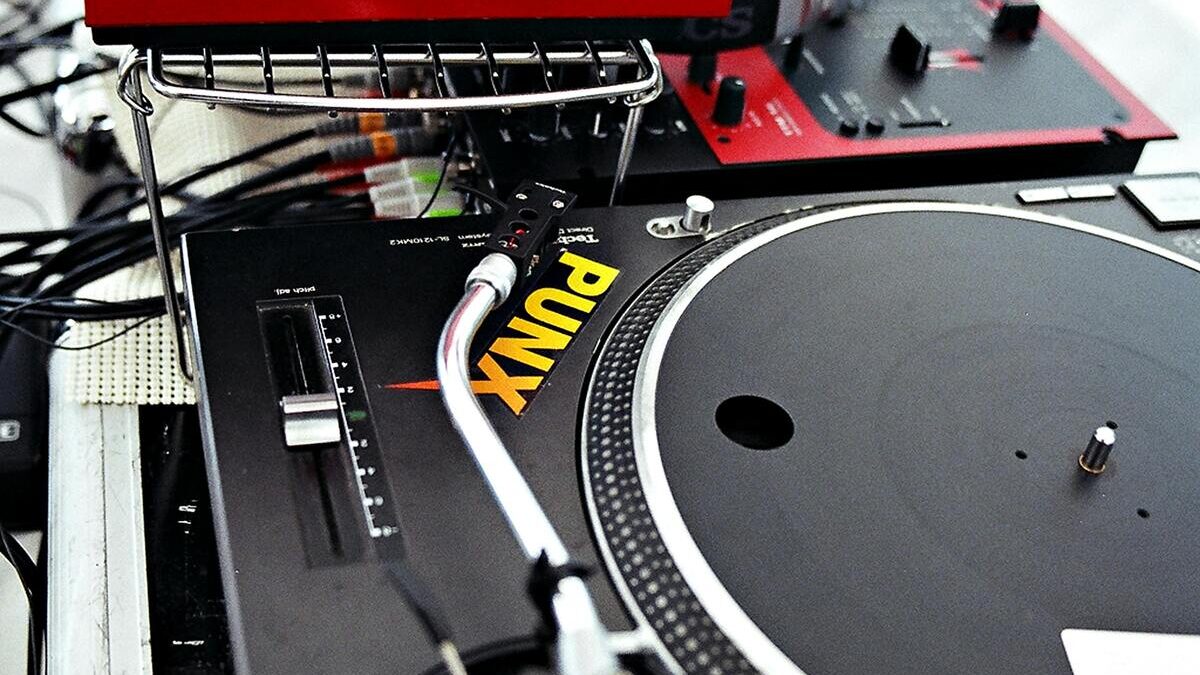 One of the best DJ controllers for beginners in 2026, learning mixing and beatmatching.