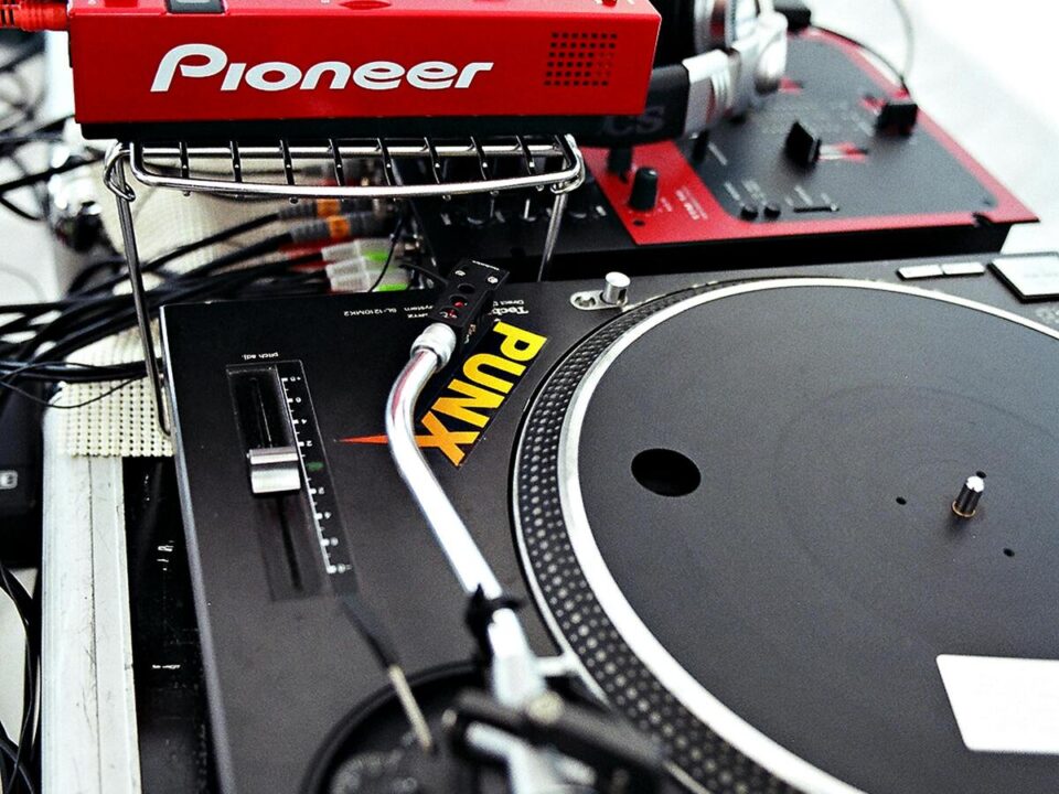 One of the best DJ controllers for beginners in 2026, learning mixing and beatmatching.