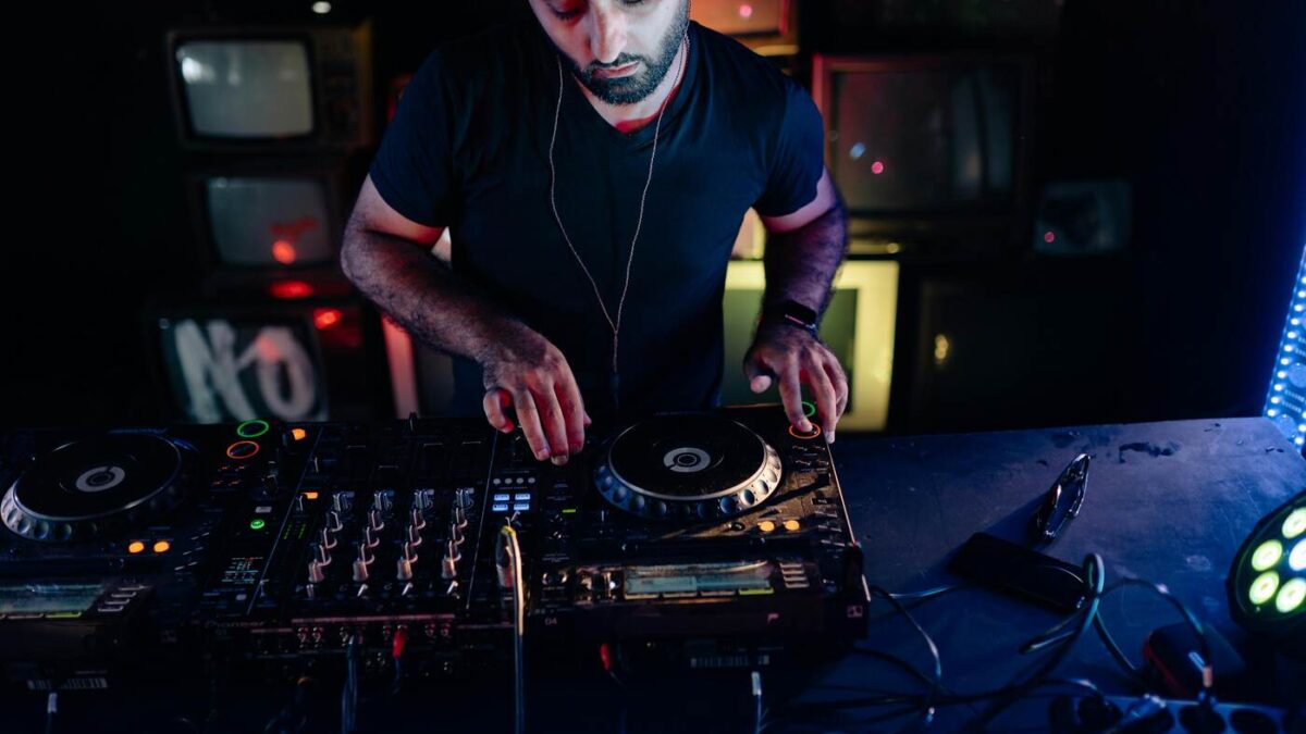 avoid DJ disasters with professional DJ equipment setup before an event