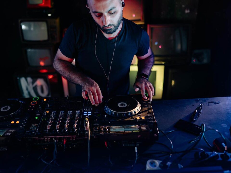 avoid DJ disasters with professional DJ equipment setup before an event