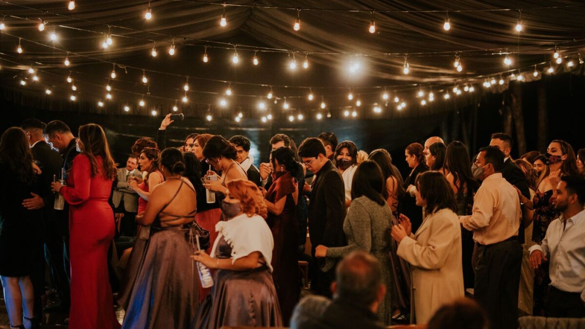 Guests enjoying an effortless event with smooth entertainment, natural conversation, and a welcoming atmosphere.